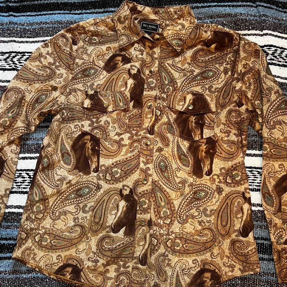 HORSE PRINT BUTTON UP (L)